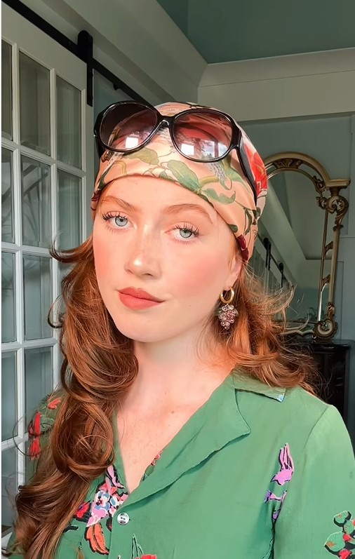 Як носити шовкову хустку влітку, щоб виглядати стильно: 3 ідеї, які легко повторити (відео)