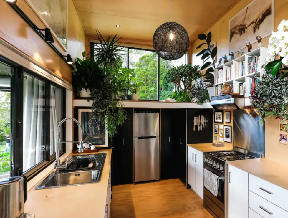 Чоловік перетворив контейнери на шикарний будиночок. Дивіться, як він виглядає (фото)