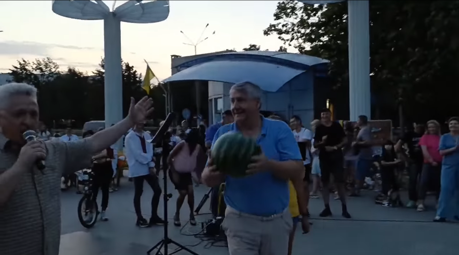 Херсонский арбуз продали на аукционе за 2 тысячи гривен. Деньги передадут ВСУ (видео)