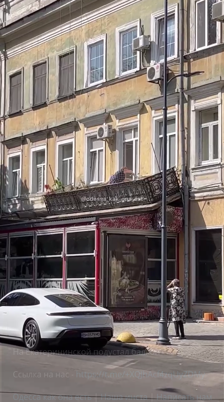 В центре Одессы упал балкон с хозяйкой квартиры в доме-памятнике архитектуры (фото)