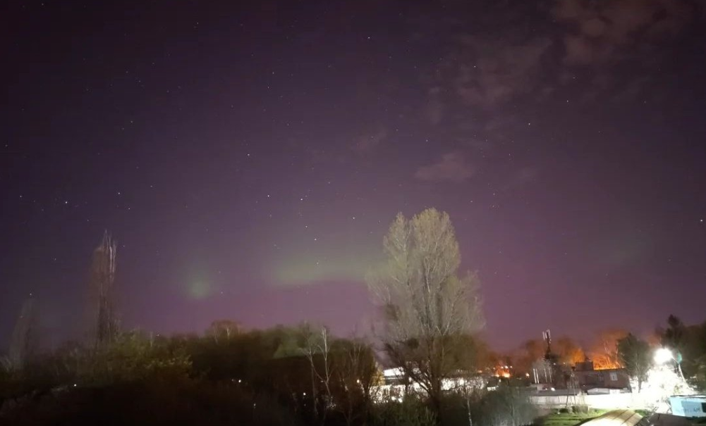 Украинцы наблюдали необычное полярное сияние: красочные фото странных аврор