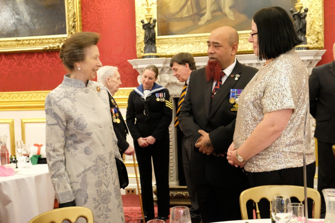 Появились фото и видео с Рождественской вечеринки королевской семьи, которая проводится 100 лет подряд