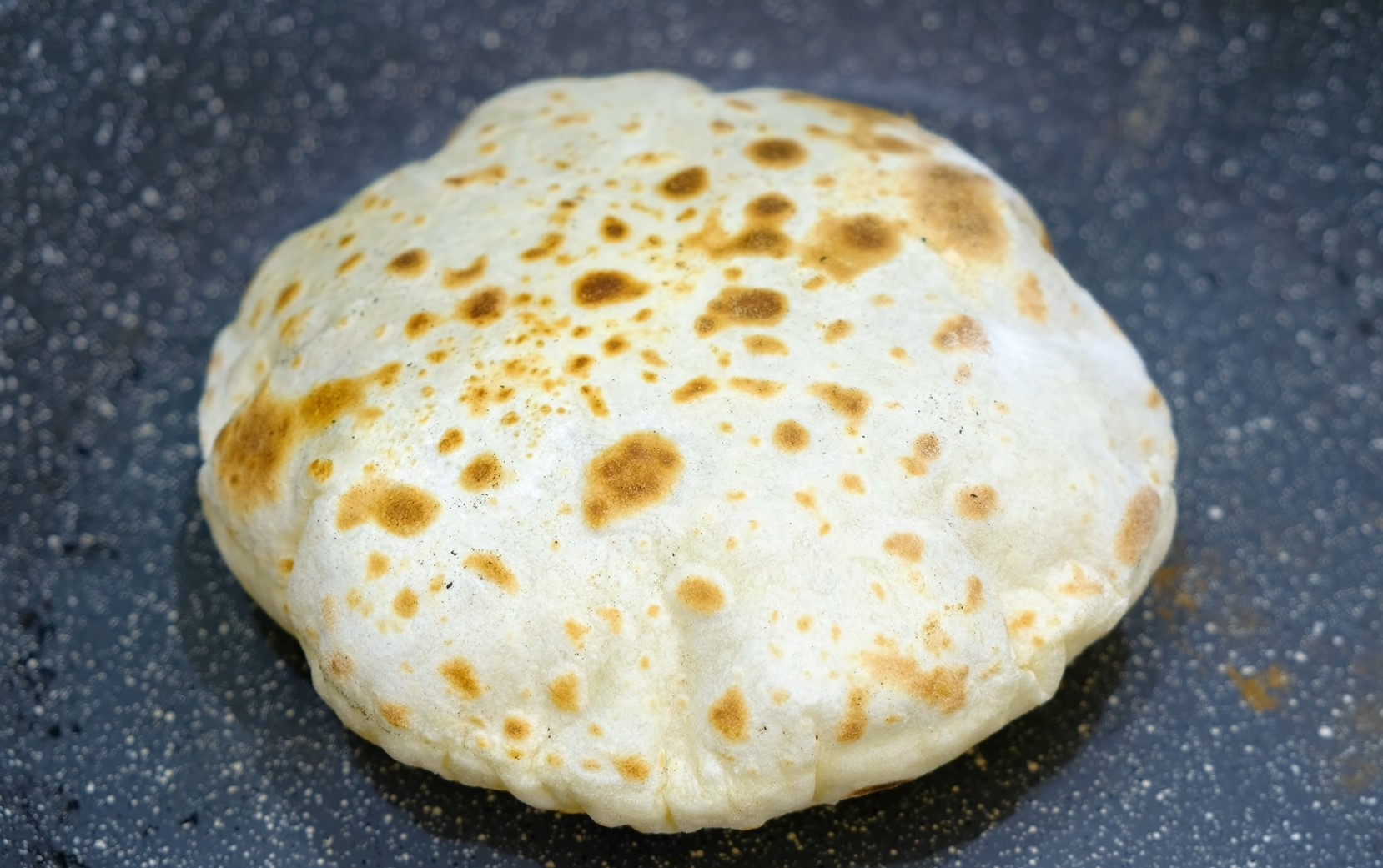 Пита на сковороде из двух ингредиентов: как быстро приготовить идеальные "кармашки" для начинки