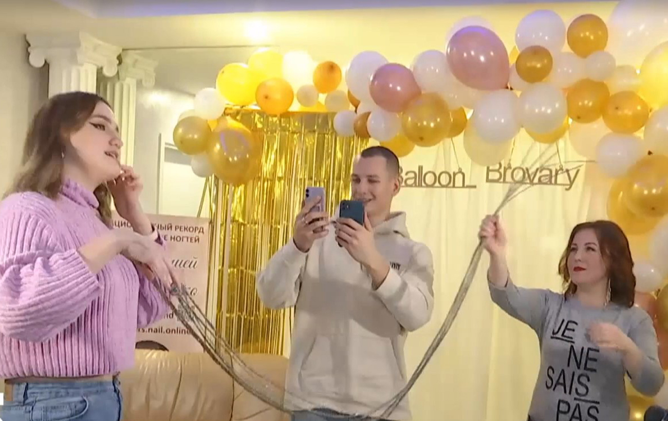 Мастер маникюра установила рекорд по наращиванию ногтей: почти один метр