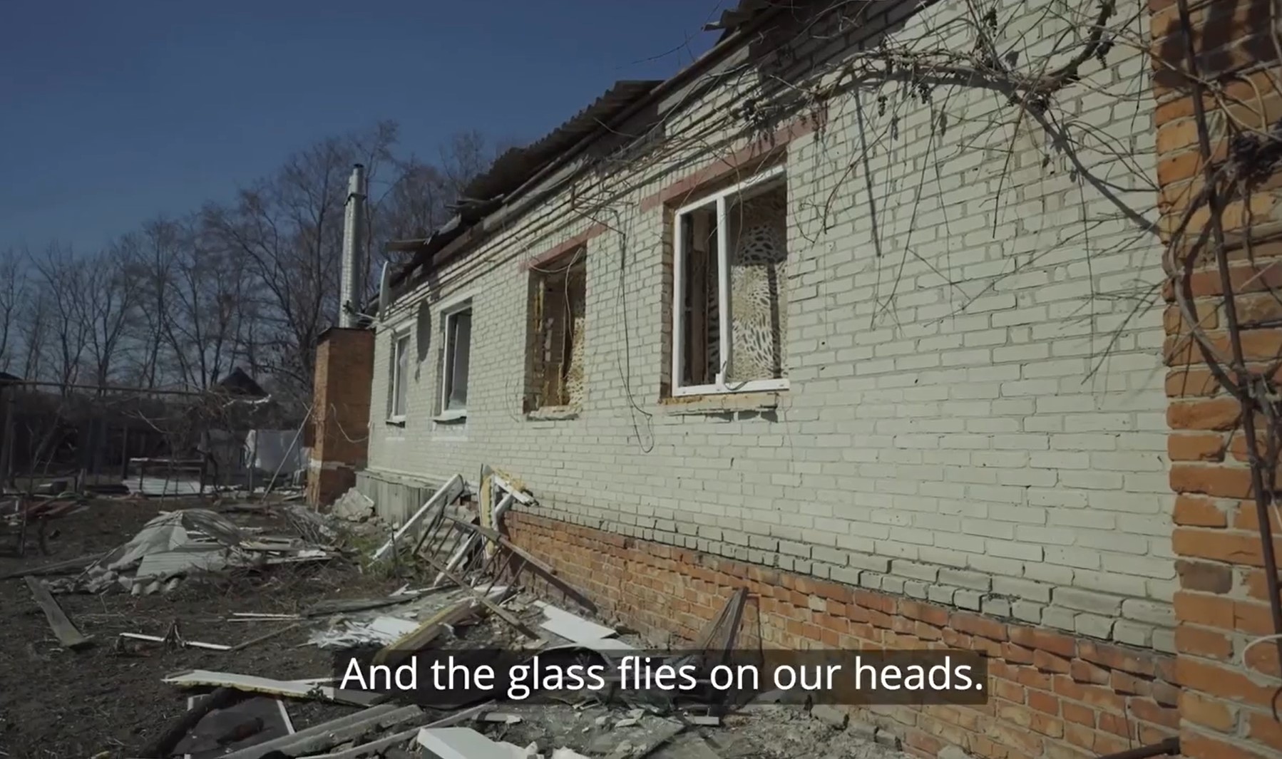 "Пришли спасатели и забрали все": смотрите, как живут люди в разбомбленной Боромле под Сумами