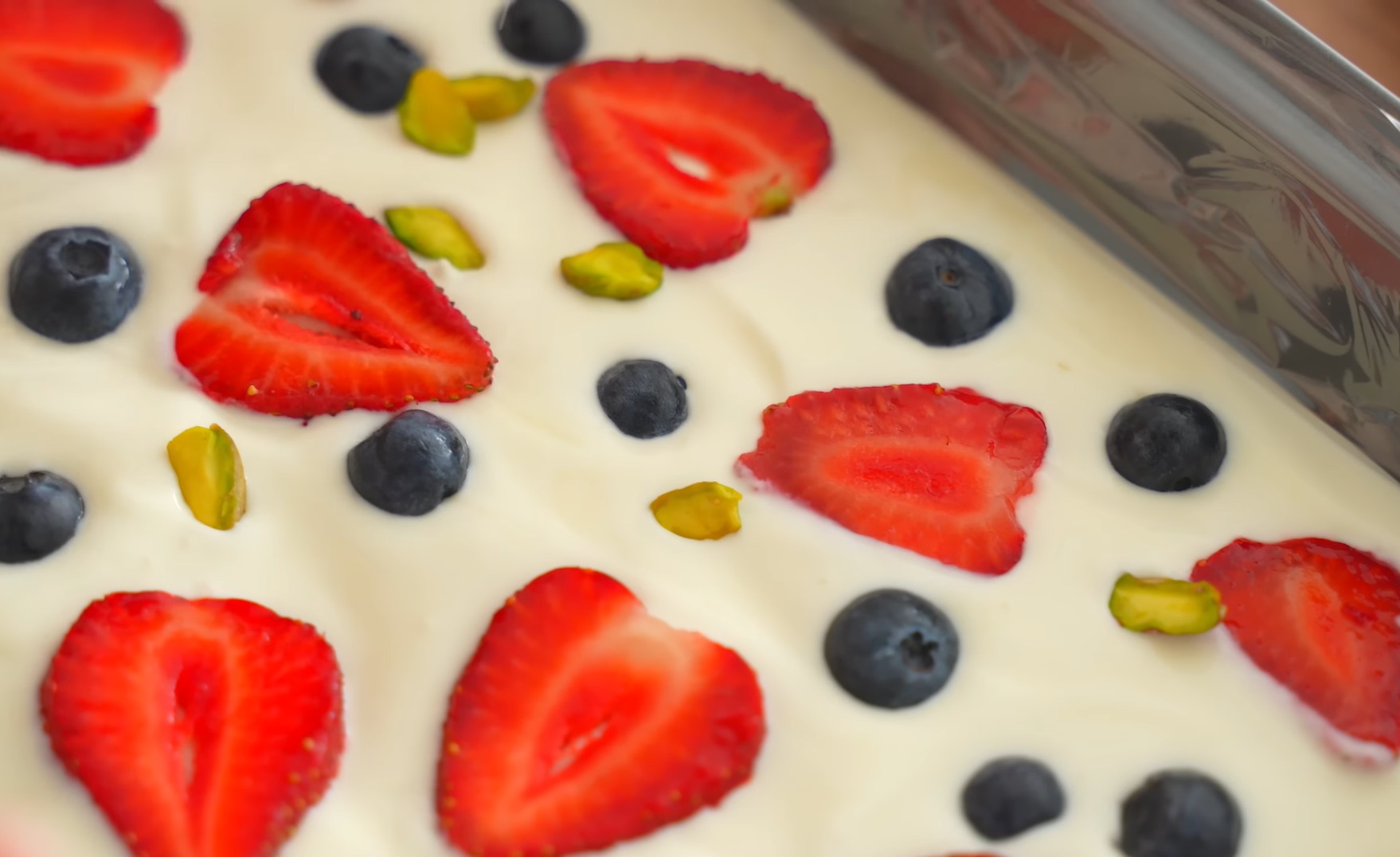 Летний десерт из пары ингредиентов без выпечки: готовится в считанные минуты