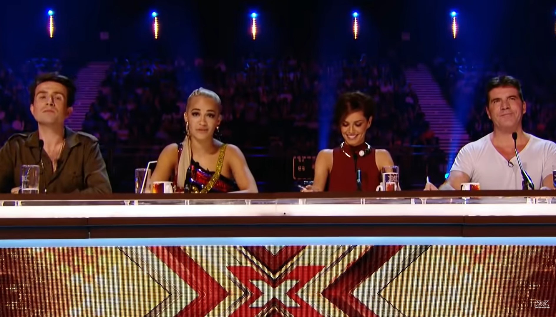 Два поверхи, величезна спальня і медичний кабінет: як виглядає дім на колесах за два мільйони