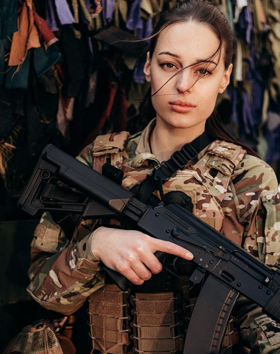 Молода захисниця рятує життя на фронті і підкорює красою мережу: фото "української Лари Крофт"