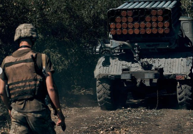 Арбузы под защитой ВСУ: сеть восхитили зрелищные кадры работы арты по позициям врага