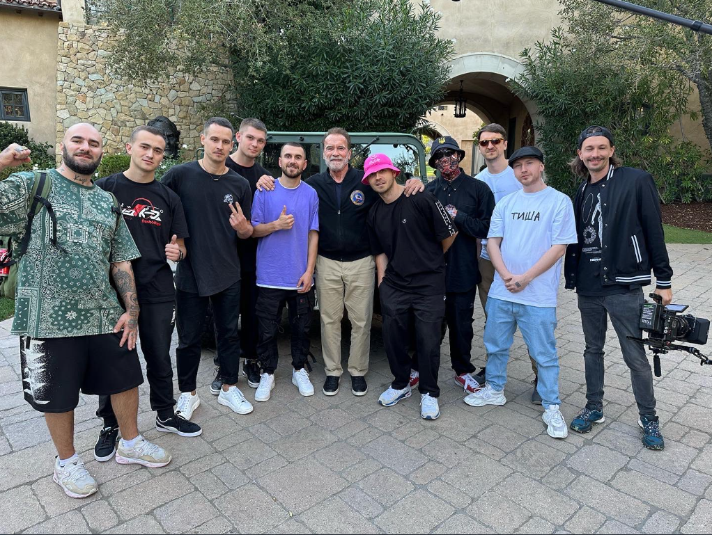 Арнольд Шварценеггер зустрівся з Kalush Orchestra і приміряв рожеву панаму (фото)