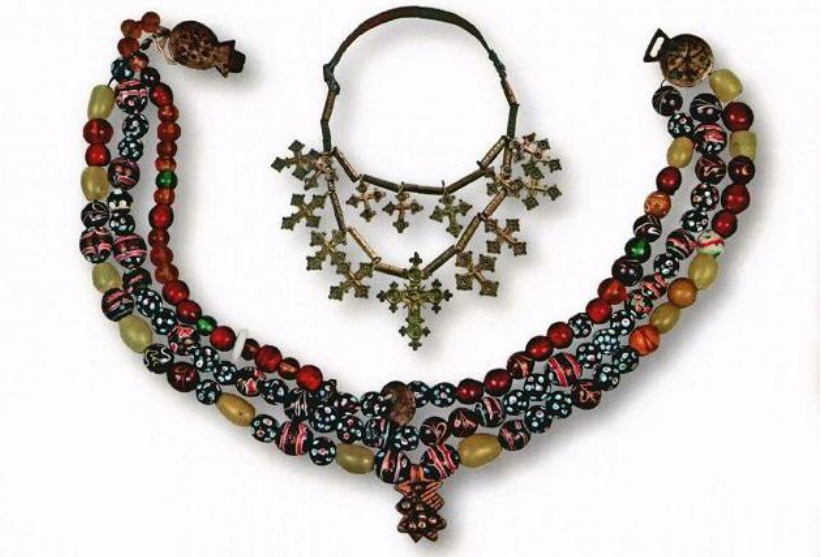 Які прикраси носили українки у кінці XIX - на початку XX століть: історичні фото