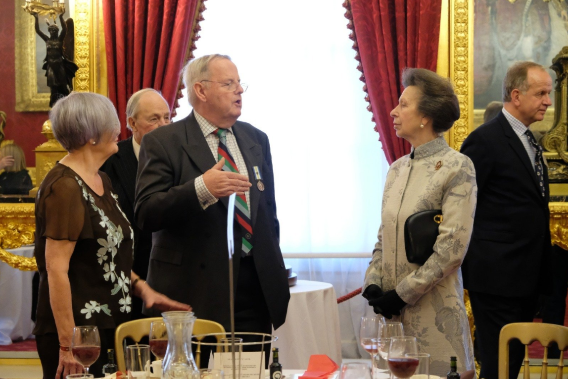 Появились фото и видео с Рождественской вечеринки королевской семьи, которая проводится 100 лет подряд