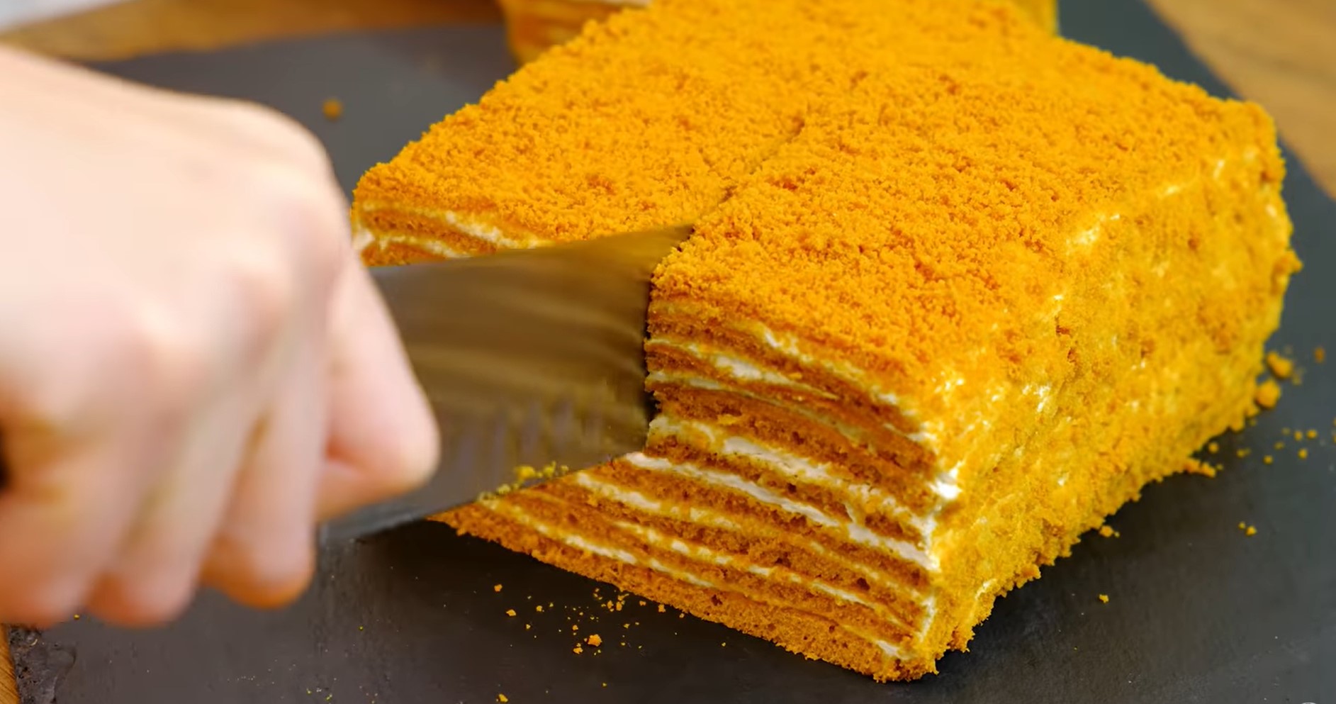 Роскошный "Медовик" всего за 30 минут: раскрыт секрет быстрой готовки десерта