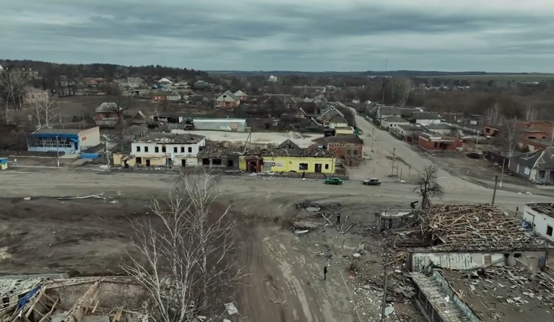"Пришли спасатели и забрали все": смотрите, как живут люди в разбомбленной Боромле под Сумами