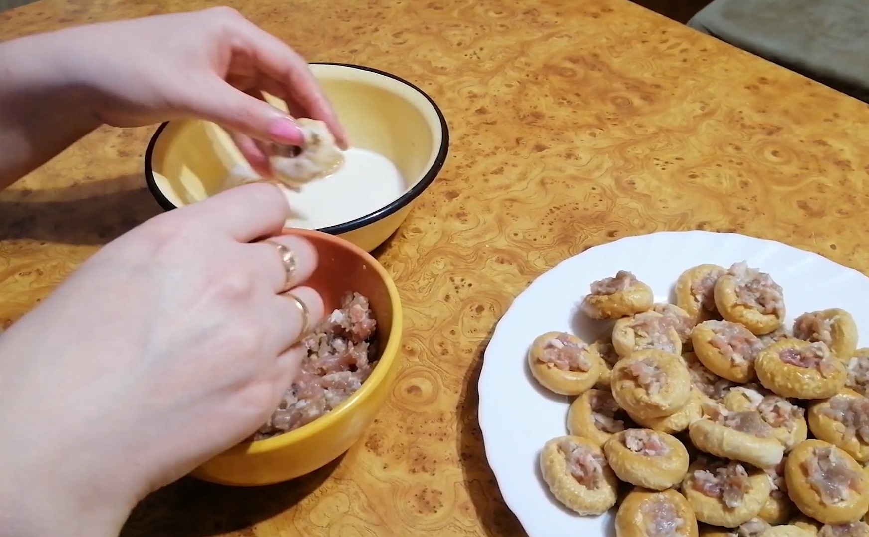 Готовим бублики с фаршем на сковороде: самый простой рецепт от обычной украинки