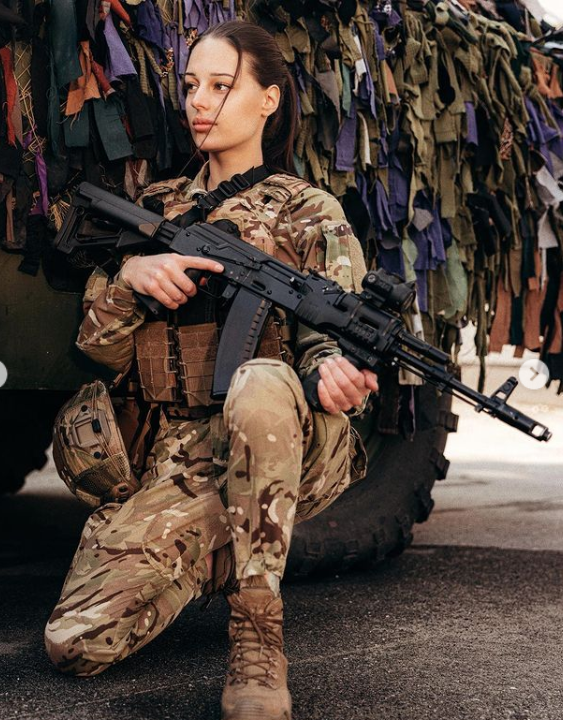 Молода захисниця рятує життя на фронті і підкорює красою мережу: фото "української Лари Крофт"