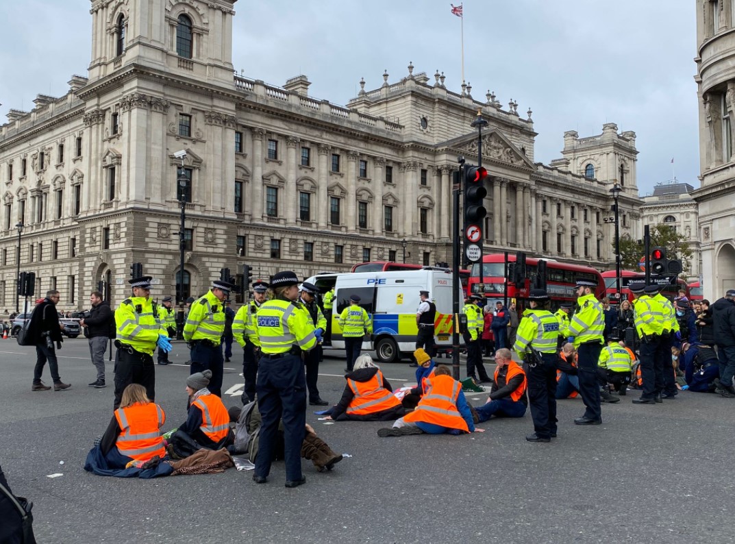 Кліматичні активісти перекрили головні дороги у центрі Лондона