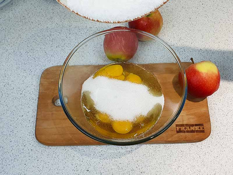 Клопотенко дал рецепт роскошной шарлотки с яблоками и секретным ингредиентом: готовим за 30 минут!