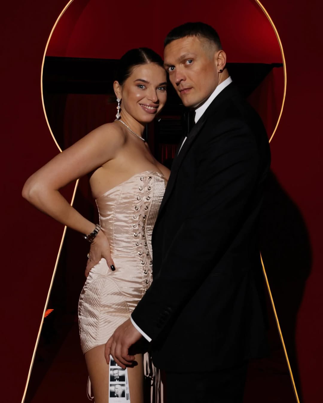 Усик попал на обложку Vogue: в знаковом поясе и розовой ветровке