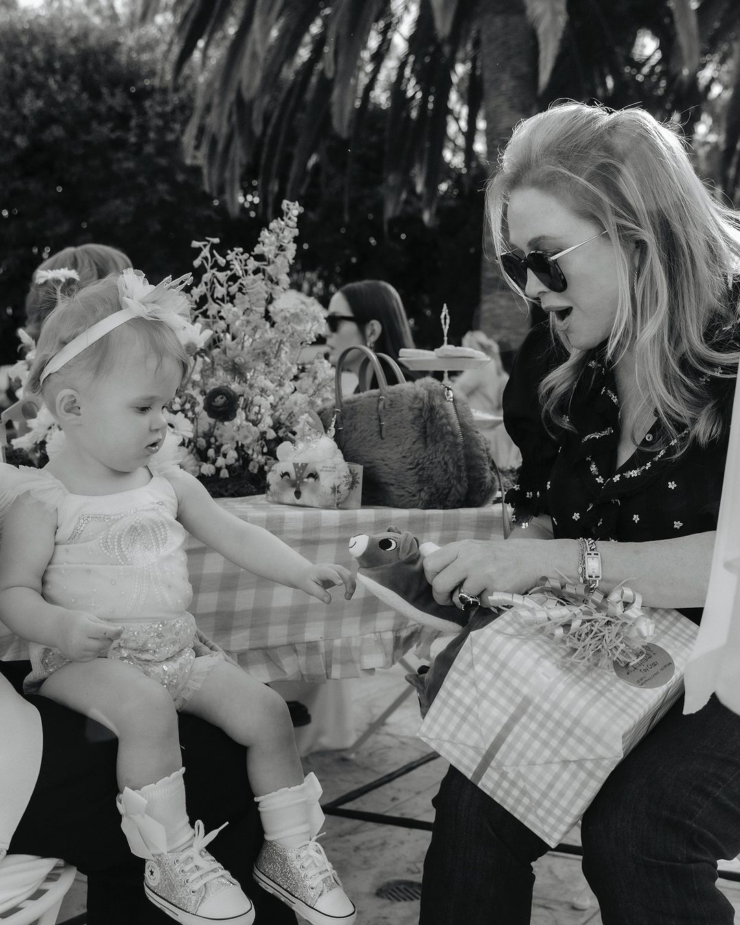 "Весь мой мир": Пэрис Хилтон растрогала сеть семейными кадрами с детьми