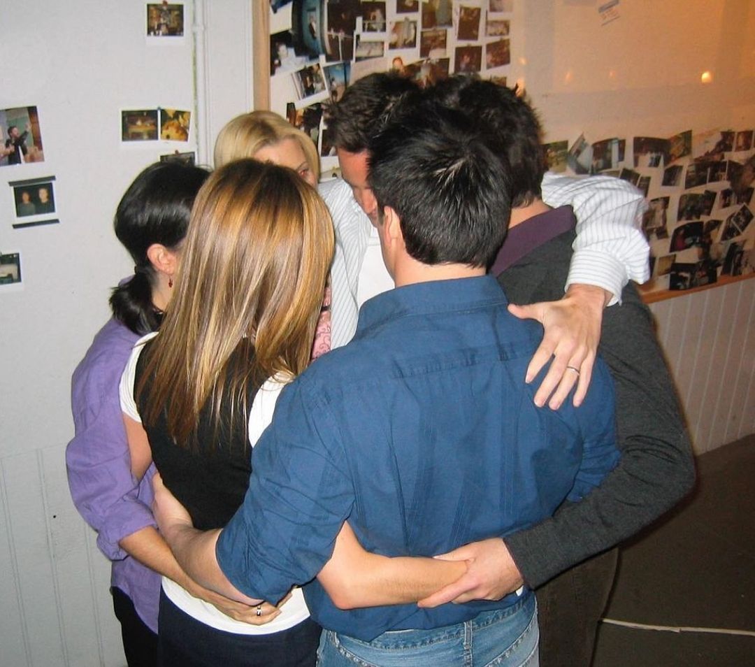 Год без Мэттью Перри: актеры из сериала "Друзья" почтили его память трогательными воспоминаниями