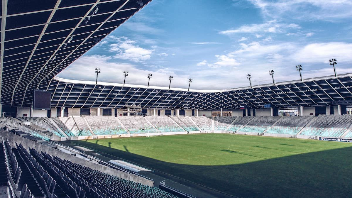 Где украинские клубы будут играть домашние матчи в еврокубках-2025/26: полный список стадионов