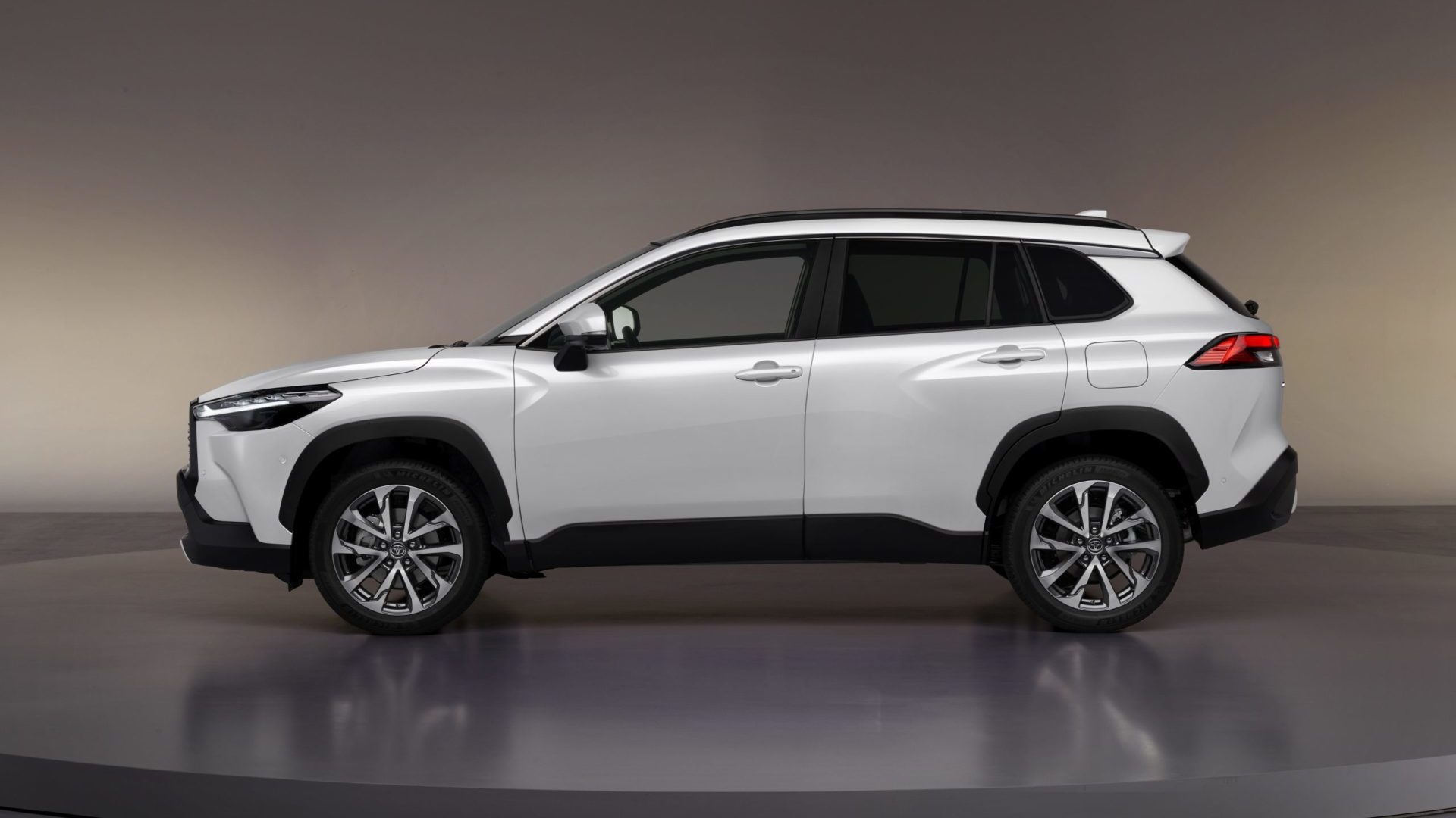 С гибридной установкой 5-го поколения: Toyota будет продавать в Украине еще один кроссовер