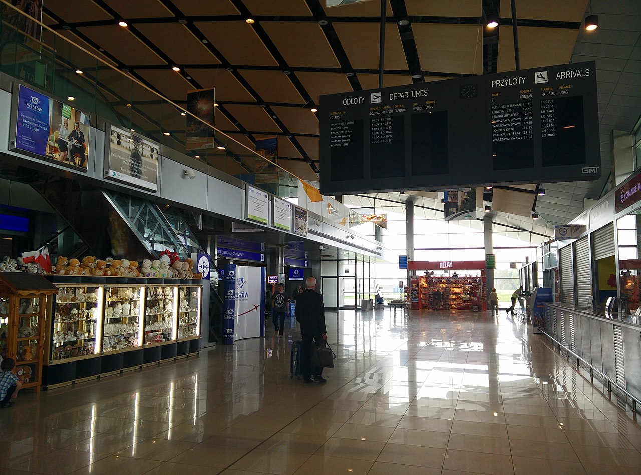 Найближчий до України аеропорт. Як добратися до Жешува поїздом та автобусом: ціни