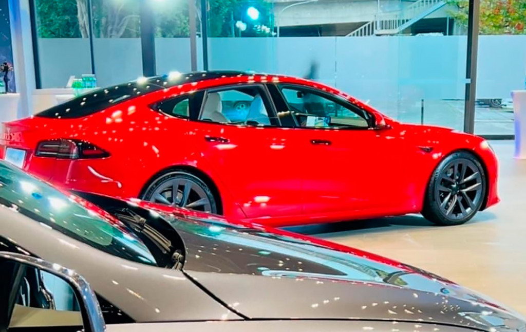 Матричные фары и новый зарядный разъем: Tesla обновила флагманский электромобиль Model S