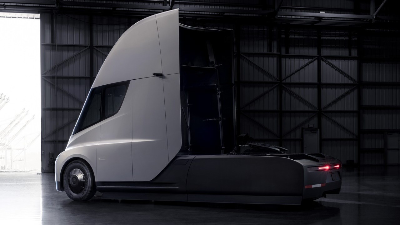 Илон Маск заявил, что PepsiCo не получит обещанных грузовиков Tesla Semi в срок