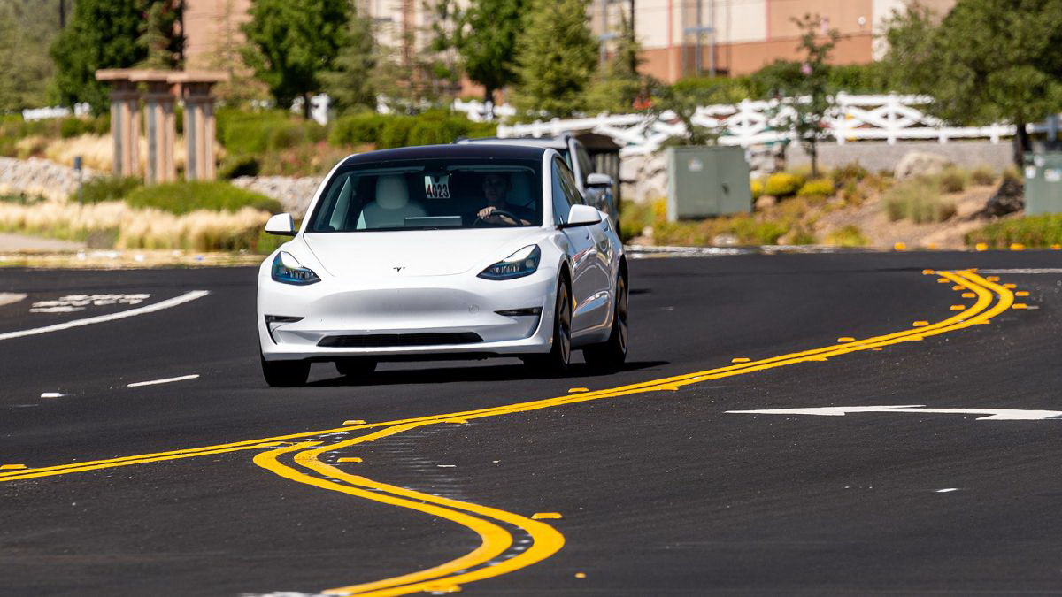 Рискуя жизнью: фанат Tesla встал на пути электрокара, чтобы испытать систему автоторможения