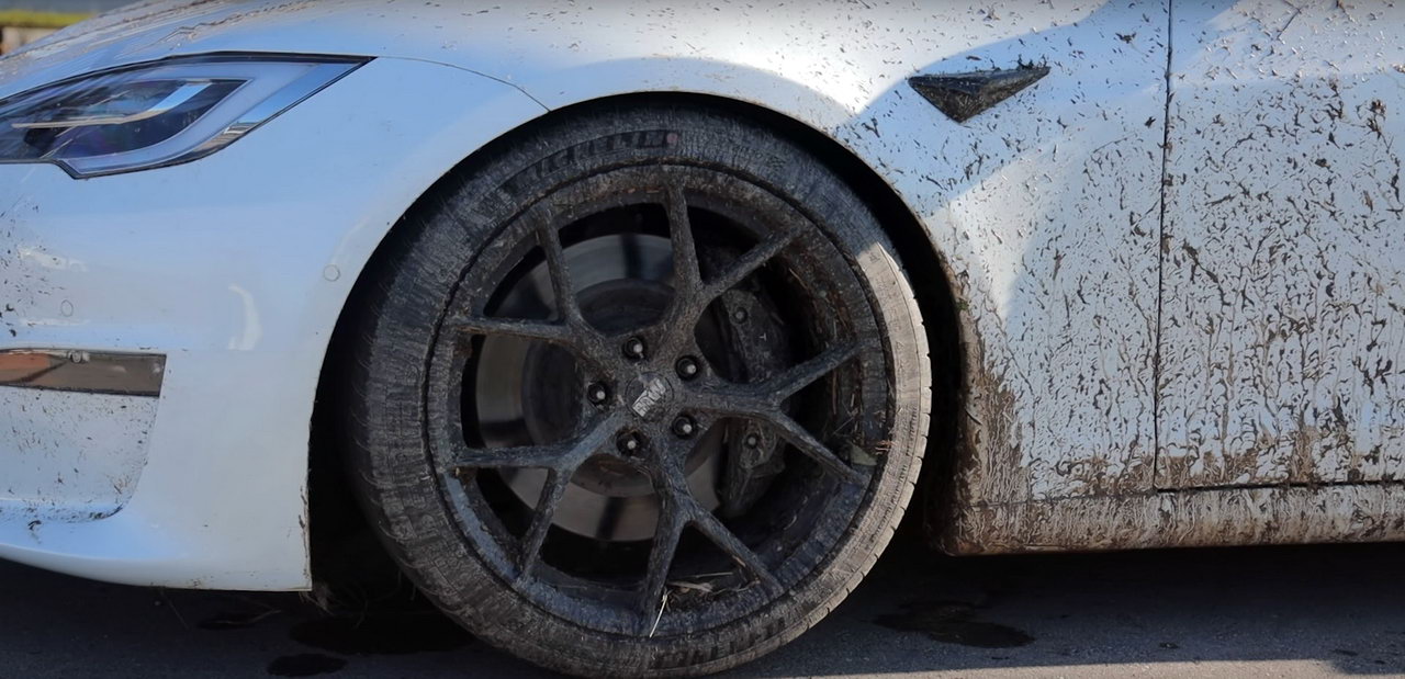 Слабкі гальма: найпотужніша Tesla Model S Plaid потрапила в аварію на гоночному треку