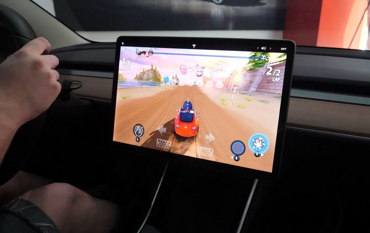 Не играй за рулем: 580 тысяч электромобилей Tesla попали под расследование из-за игр во время движения