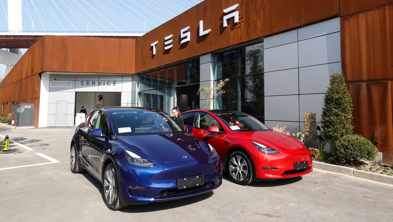 Tesla почне економити на доставці електромобілів клієнтам