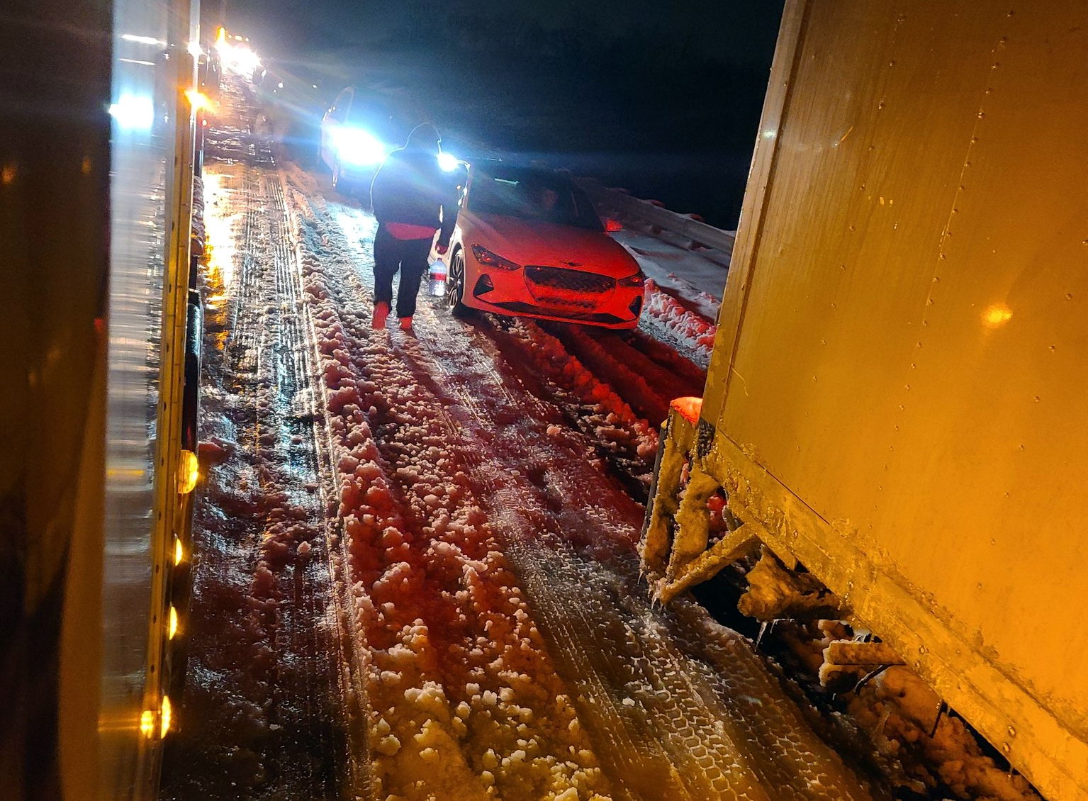 Водій електрокара Tesla протримався 14 годин у снігову бурю і не розрядив батарею