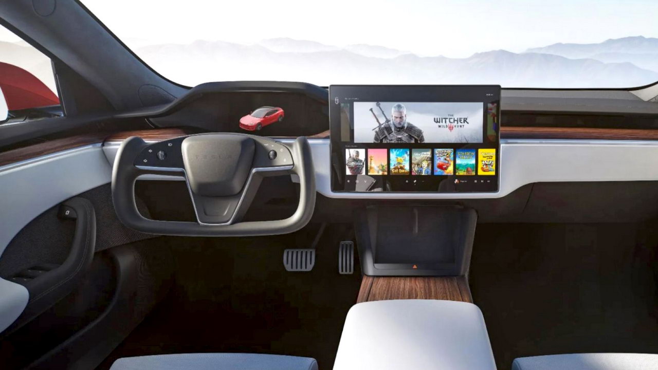 Все как у людей: Tesla поставила обычный клаксон на свой революционный штурвал