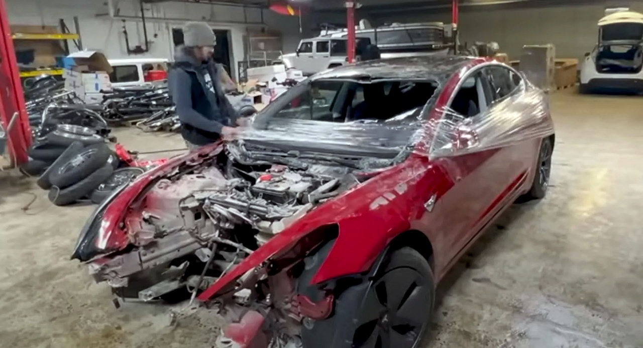 Не нужно выбрасывать разбитую Tesla: в США на электромобиль Model 3 установили дизельный ДВС