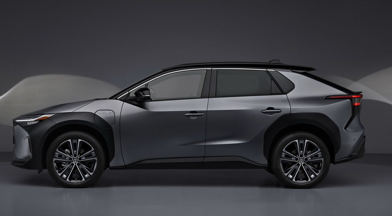 Батарейная альтернатива RAV4: первый электромобиль Toyota дебютировал в Европе