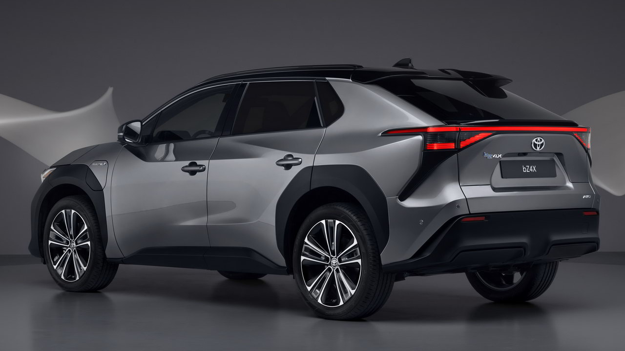 Батарейная альтернатива RAV4: первый электромобиль Toyota дебютировал в Европе