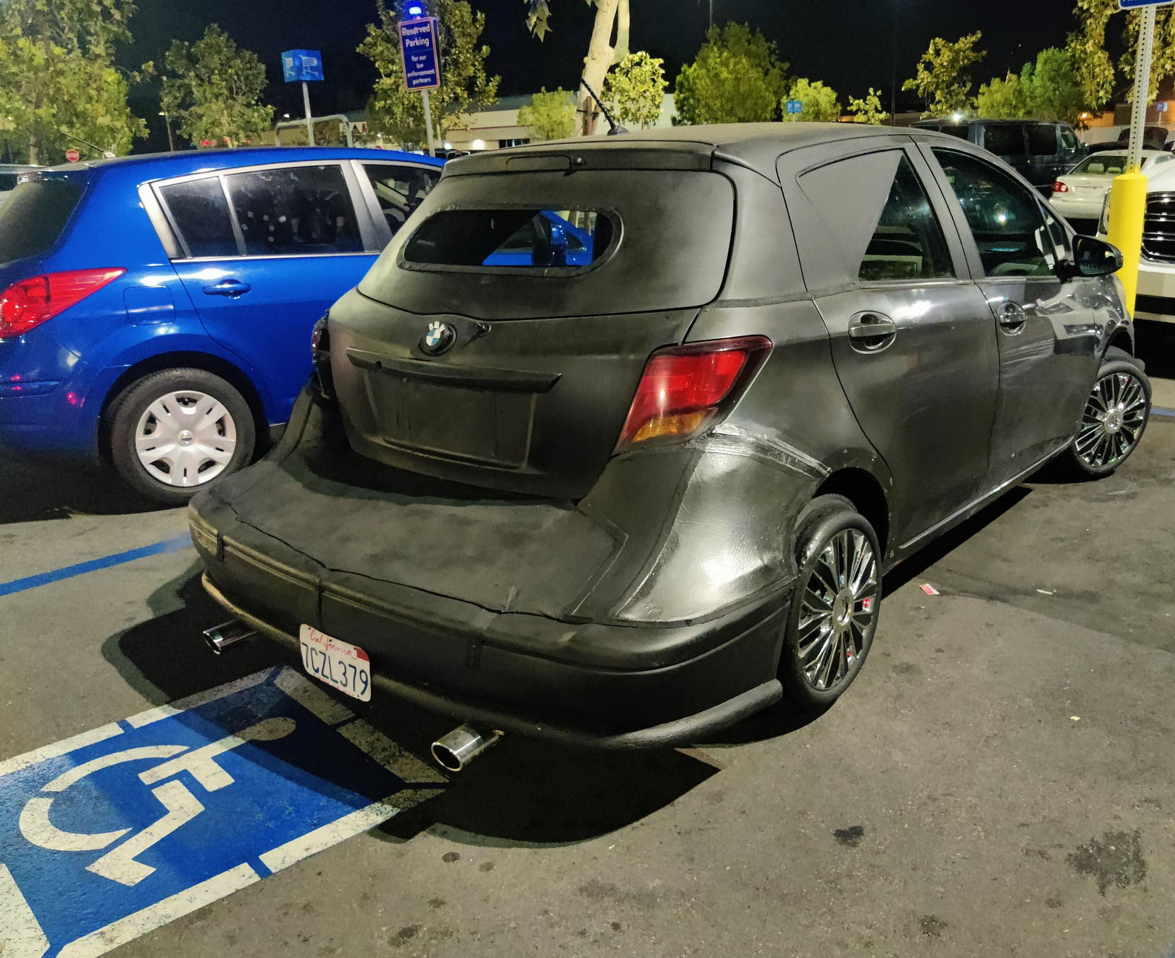 Бешеная Toyota с эмблемой BMW: монстр из "Безумного Макса" появился в Калифорнии