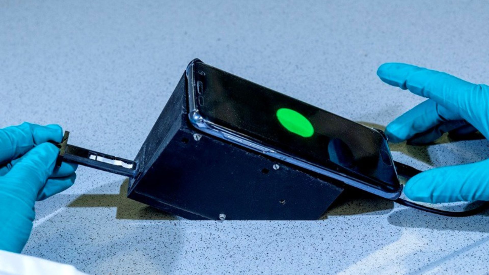 Обычный смартфон "научили" проверять качество воды: всего 60 секунд и никаких реагентов