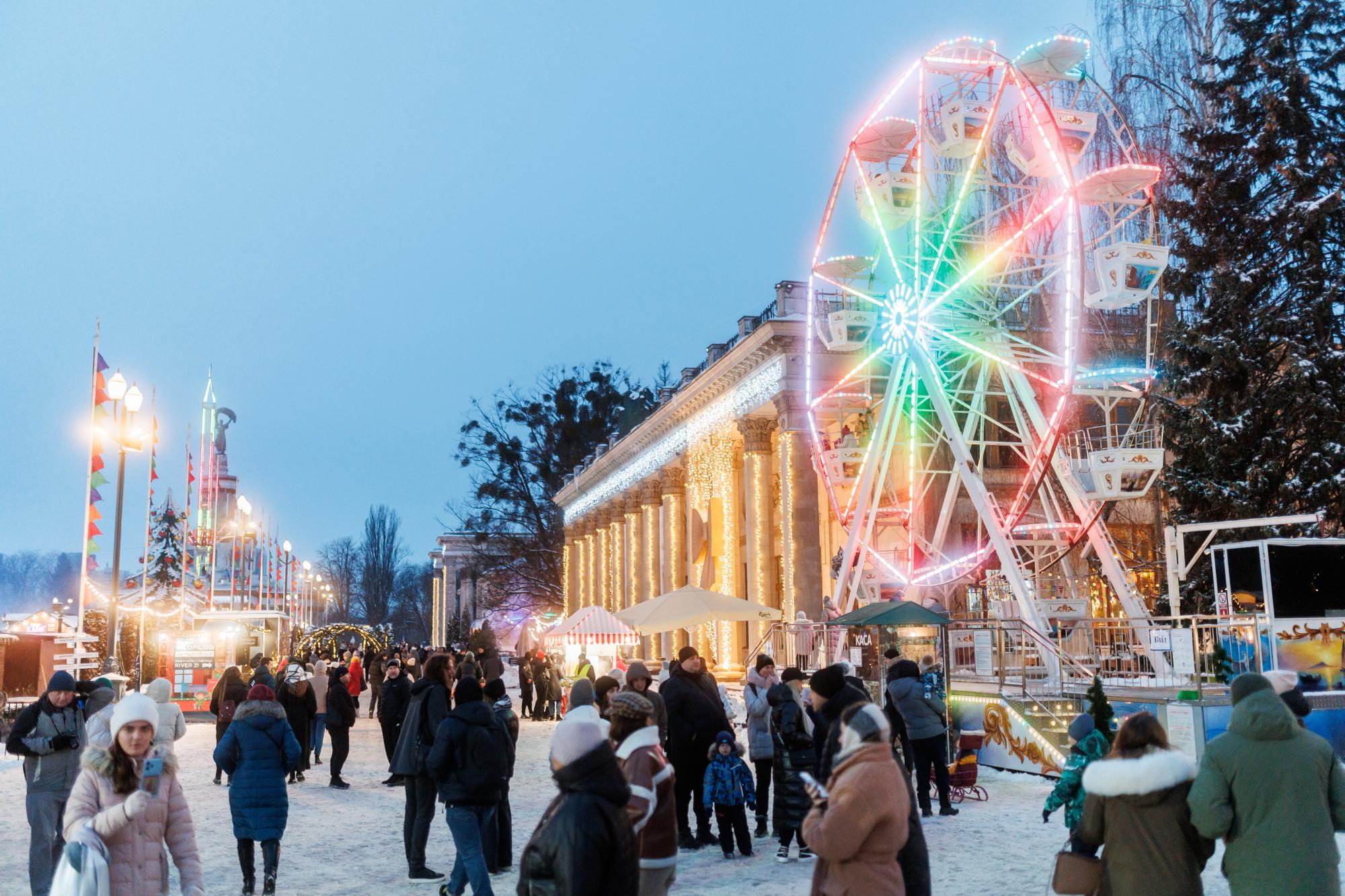 Ковзанка, ярмарок, резиденція Санти: найяскравіші локації на ВДНГ для всієї родини
