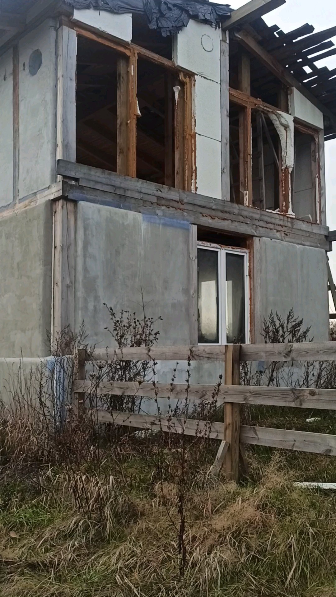 Батько загиблого героя України живе у землянці: фото, від яких стає боляче