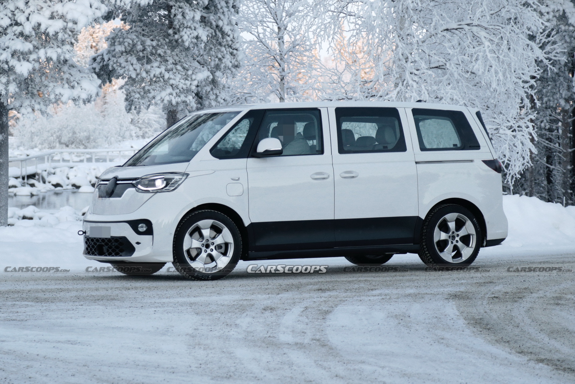 365 "сил" и два мотора: электрический наследник VW Multivan вышел на тесты без камуфляжа