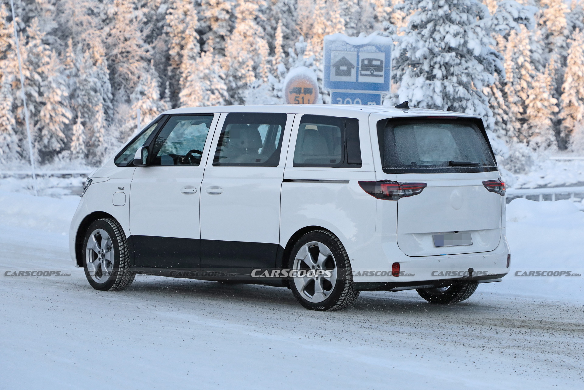 365 "сил" и два мотора: электрический наследник VW Multivan вышел на тесты без камуфляжа