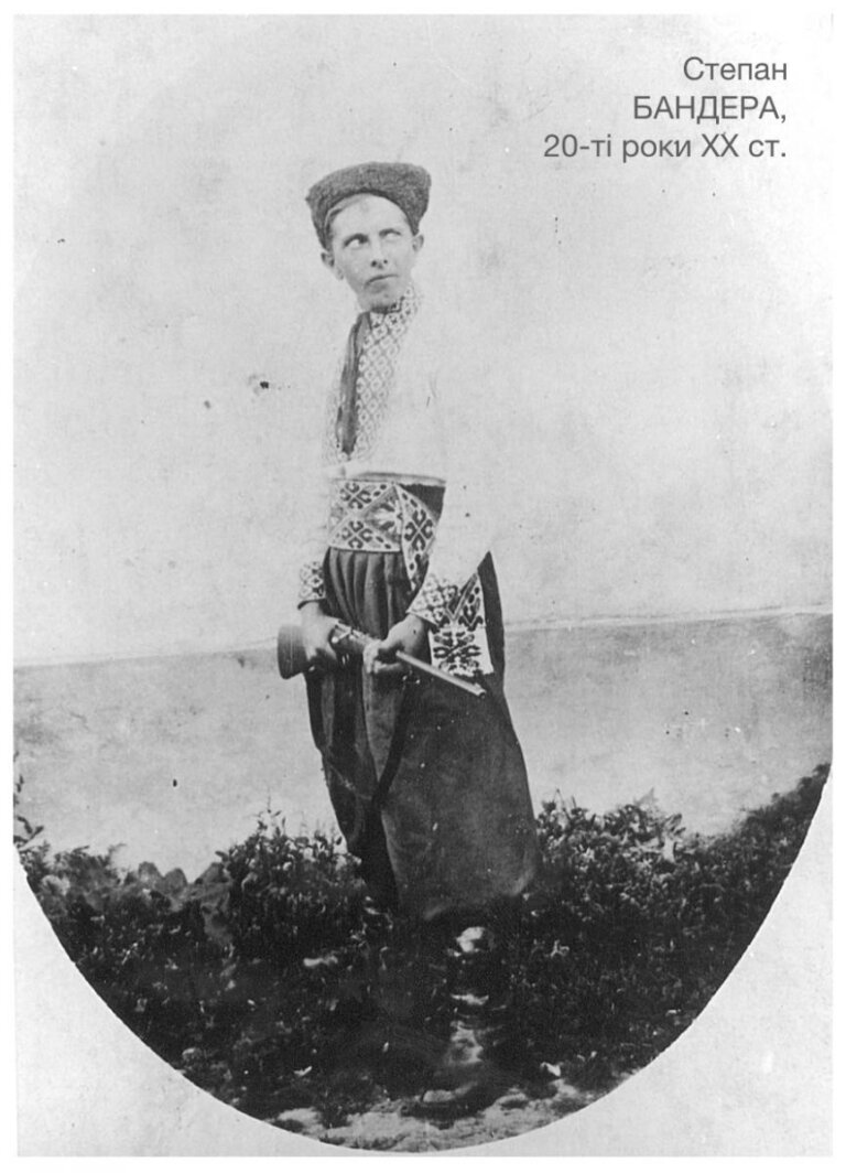 Епіфаній провів службу в сорочці з орнаментом із вишиванки Степана Бандери (фото)