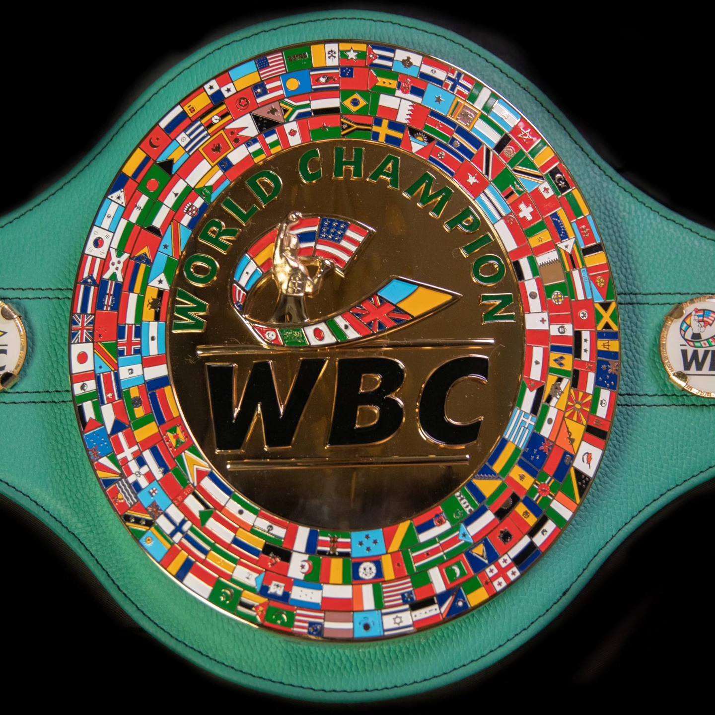 Пояс Усика тепер без прапора РФ: чому WBC змінила чемпіонський трофей