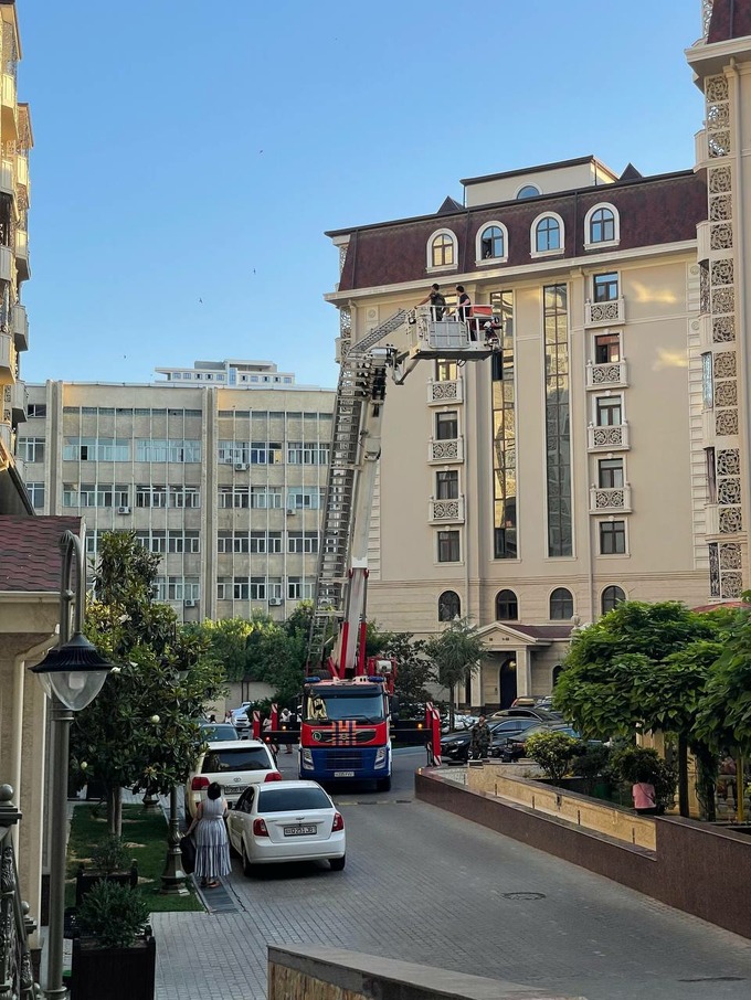 В Узбекистані провели спецоперацію зі зняття прапора України з балкона. Місцевих розлютило "ганебне шоу" (фото)