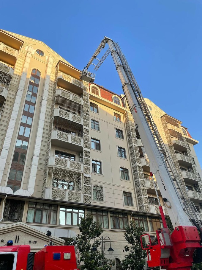 В Узбекистані провели спецоперацію зі зняття прапора України з балкона. Місцевих розлютило "ганебне шоу" (фото)