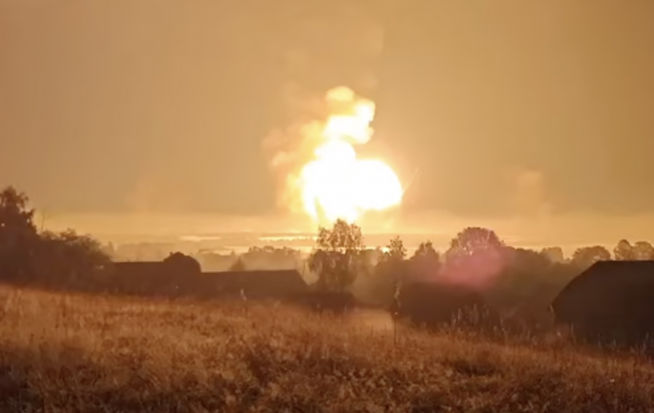 "Бахнуло как ядерный взрыв". Будет ли эффект на фронте от удара по арсеналу РФ в Торопце